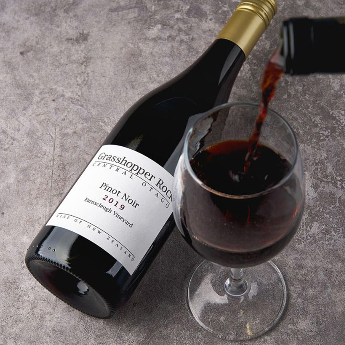 GRASSHOPPER ROCK Earnscleugh Vineyard Pinot Noir 2022 (750mL)